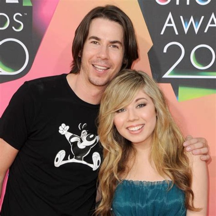 Jennette McCurdy And Joe Nichols In Hawaii: Exclusive Insights Revealed